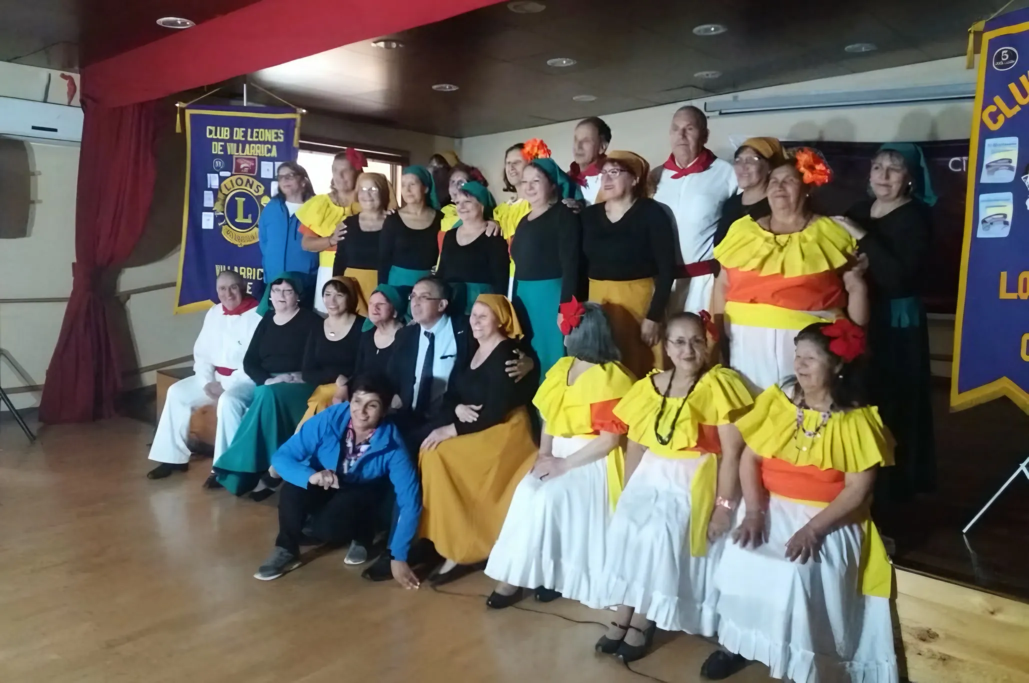 Conjunto folclórico con trajes tradicionales posando tras una presentación.